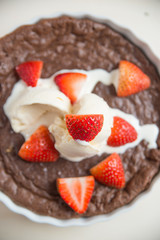 Brownie Kuchen mit Vanille Eiscreme und Erdbeeren