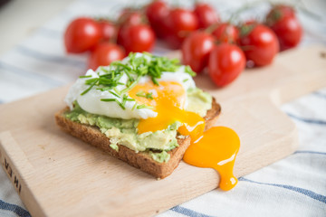 Avocado Toast mit Ei 
