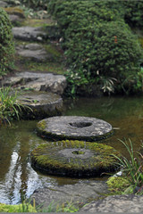 Fototapeta na wymiar 池の飛び石