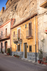 Sperlinga, Houses on the rock