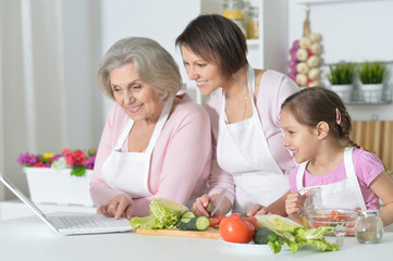 Obraz na płótnie Canvas women with little girl cooking
