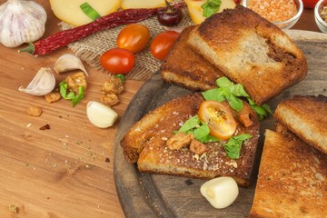 Fried bread with garlic and tomatoes. Toast to eat. Domestic food preparation. Quick to prepare meals for guests.

