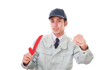 レ点のマークを持つ笑顔の男性