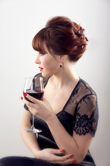 Schöne Frau hält ein Glas Rotwein
