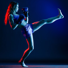 Obraz na płótnie Canvas woman boxer boxing isolated