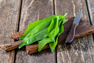 Frischer Bärlauch auf rustikalem Holzbrett