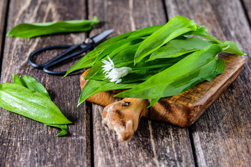 Frischer B&auml;rlauch auf rustikalem Holzbrett