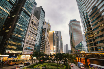 Obraz premium Hongkong, Chiny - 16 marca 2016: Centrum Hongkongu w ruchliwy dzień.