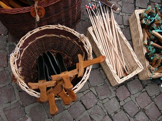 Mittelaltermarkt mit Holzschwertern als Spielzeug für Kinder in geflochtenen Körben auf dem...