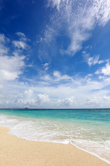 美しい沖縄のビーチと夏空