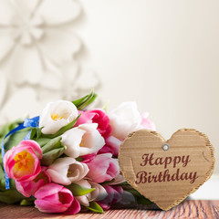 Tulpen mit Herzanhänger und "Happy Birthday"-Aufschrift 