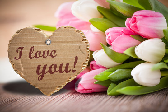 Tulpen mit Herzanhänger und "I love you!"-Aufschrift 