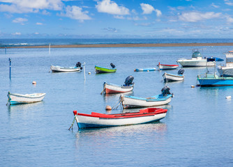 Fototapeta na wymiar barques de pêche au Bassin Pirogue, île de la Réunion 