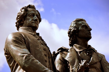 Goethestadt Weimar - Goethe- und Schillerdenkmal vor dem Theater