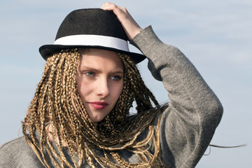Mujer de ojos azules con sombrero / jara 4328
