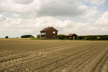 Haus umgeben mit Feldern