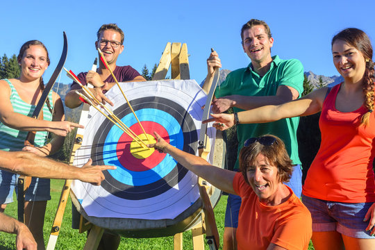 erfolgreiches Team beim Bogenschie&szlig;en