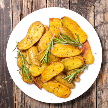 roasted potato with cucurma and rosemary