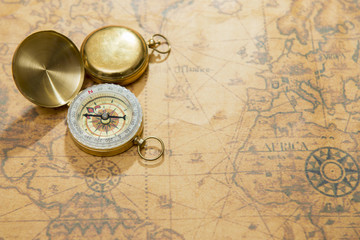Obraz na płótnie Canvas old compass on vintage map