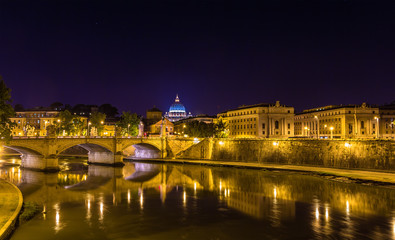 Fototapeta na wymiar Night view of the Tiber river in Rome