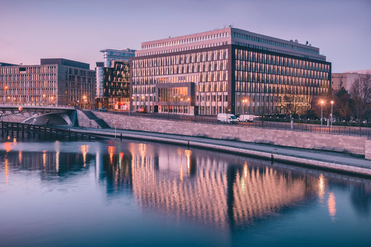 Architektur im Regierungsviertel Berlin am Abend