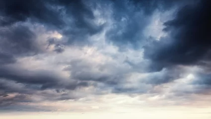Selbstklebende Fototapete Himmel Bunter dramatischer Himmel mit dunklen Wolken