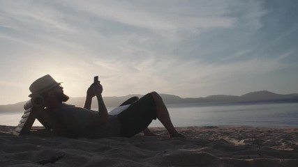 Navigation telephone au bord de la mer au couché du soleil 