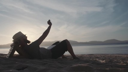 Navigation telephone au bord de la mer au couché du soleil 