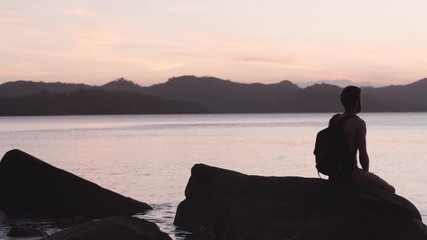 Détente au bord de l'eau au couché du soleil