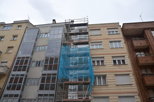 andamios en un edificio en rehabilitaci&oacute;n