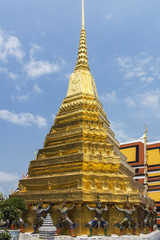 Fototapeta premium Bangkok, Gold-Chedi im Königspalast.