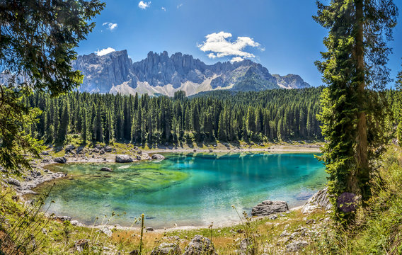 Vista panoramica di lago alpino, Lago di Carezza, Trentino Alto Adige, Italia