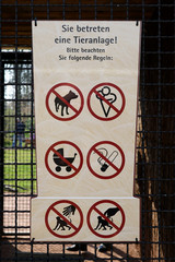 Verbotsschild am Eingang eines Geheges im Zoo