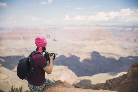 USA, Arizona, Young tourist taking pictures in Grand Canyon