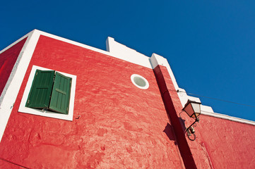 Minorca, isole Baleari, Spagna: una casa rossa a Mahon il 9 luglio 2013