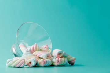 Tableaux ronds sur aluminium brossé Bonbons Heap of twisted american marshmallow