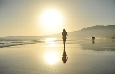 Crédence de cuisine en verre imprimé Plage de Bolonia, Tarifa, Espagne Girl in bikini walking sur la plage de Bolonia au coucher du soleil, Cadix, Espagne