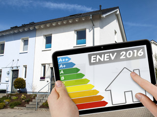 Tablet mit ENEV 2016 und Energieberatung mit Einfamilienhaus