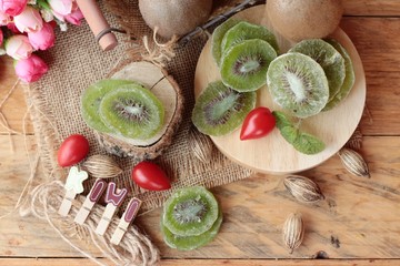 Dried kiwi fruit and fresh kiwi is delicious.
