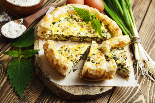 Pie with nettles and spring onion