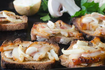 toasts with bacon