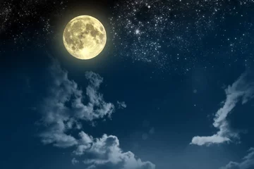 Foto op Plexiglas Volle maan Mooie magische blauwe nachtelijke hemel met wolken en volle maan en sterren