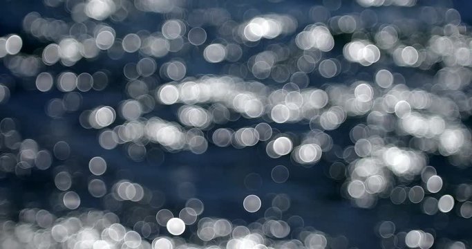 4k splendido bokeh vintage del riflesso di sole su onde 2