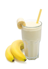 smoothies au lait de banane avec des bananes sur fond blanc