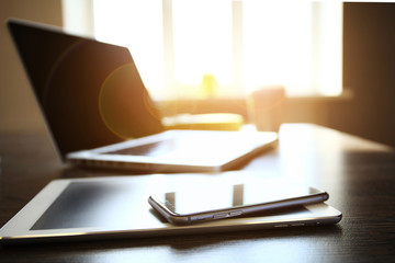 Obraz premium Office workplace with laptop on wood table against the windows