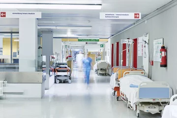 Fotobehang Arzt Krankenhaus unscharf Flur Lift rot Bett © upixa