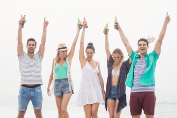Obraz premium Group of friends holding beer bottle