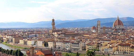 Obraz premium wide view of the city of Florence in Italy with the Cathedral an