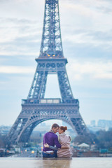 Fototapeta na wymiar Couple near the Eiffel tower in Paris, France