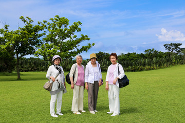 Obraz premium 緑の芝生の上に立っている高齢者女性